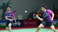 Kevin/Marcus tak melepaskan momentum dan memulai gim ketiga dengan langsung menyerang. Lima poin pertama berhasil diraih untuk menempatkan ganda Malaysia tertinggal 0-5.