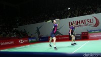 Namun Goh/Izzuddin terus mencoba memberikan perlawanan. Dalam posisi tertinggal 5-12, mereka merebut empat poin beruntun untuk menipiskan jarak jadi hanya tiga poin. Kevin/Marcus mulai meredakan tekanan ganda Malaysia tersebut selepas kedudukan 15-13. Empat poin beruntun membawa mereka membuka jarak 19-13.