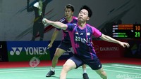 Goh/Izzuddin masih mencoba menyelamatkan kesempatan di titik-titik kritis dan berhasil mendapatkan tiga poin beruntun. Pukulan keluar dari Goh memberikan match point untuk Minions. Namun kemenangan ternyata masih butuh waktu. Kevin/Marcus kehilangan dua poin dulu dan kelolosan baru dipastikan saat pukulan dari Goh menyangkut di net.