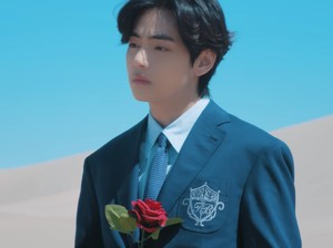 Syuting Yet to Come, V BTS Rela Pakai Setelan Jas di Tengah Gurun Pasir