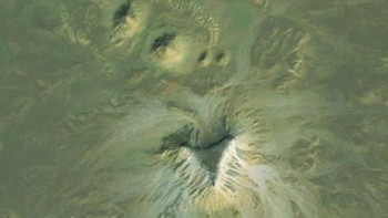 Ini adalah piramida Mesir yang tererosi atau hanya fitur geologi? Foto: Google Earth via Live Science