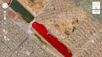 Di kota Sadr, Irak, pada koordinat 33.396157° N, 44.486926° E, ada danau berwarna merah. Foto: Google Earth via Live Science  