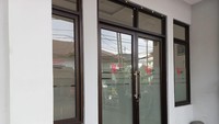 Dinas Perindustrian Perdagangan DKI, Kecamatan Kelapa Gading, pihak Kelurahan Kelapa Gading Timur, dan pemilik usaha menggelar pertemuan di Kantor RW 11 Kelurahan Kelapa Gading Timur, Jakarta Utara, Jumat (10/6/2022). Foto: Anggi Muliawati/detikcom