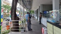 Pemprov DKI turun tangan mengecek usaha kuliner nasi padang dengan lauk daging babi. Pemprov mendatangi lokasi tempat usaha yang ada di kawasan Kelapa Gading. Foto: Anggi Muliawati/detikcom