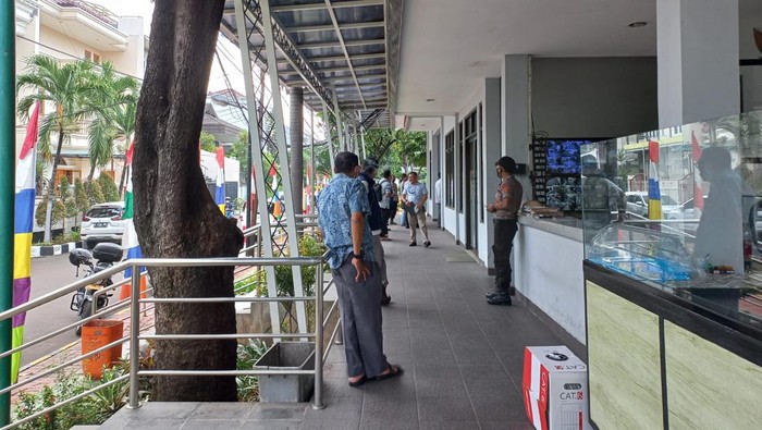 Heboh nasi padang babi, pemilik diamankan ke kantor polisi Heboh nasi padang babi, pemilik diamankan ke kantor polisi, 10 juni 2022