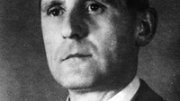 Heinrich Mueller adalah orang dekat pemimpin NAZI Adolf Hitler. Dia adalah orang paling dicari terkait dengan kekejaman perang dunia ke dua.Sosoknya terakhir kali terlihat di bunker pada malam 1 Mei 1945, hari setelah Hitler bunuh diri. Sejak hari itu, tidak ada yang tahu ke mana dia pergi. Semuanya masih misteri.Spekulasi yang muncul, Mueller dibunuh atau bunuh diri ketika masa-masa kejatuhan tembok Berlin. Namun tubuhnya tak pernah ditemukan.Kemungkinan lain, dia kabur ke Amerika Selatan setelah peristiwa kejatuhan tembok Berlin. Di sana, dia hidup tak terlacak dan identitasnya tetap dirahasiakan (AP/str).