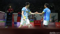 The Daddies tutup interval di gim kedua dengan keunggulan 11-9, lewat pukulan cepat Hendra Setiawan.