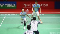 Mereka selanjutnya menang 21-18 setelah pukualn Kang keluar.