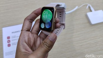 Huawei Watch Fit 2 terdiri dari dua varian, Active dan Classic. Ini merupakan varian Active dalam pilihan warna Active Sakura Pink. Foto: Virgina Maulita Putri/detikINET