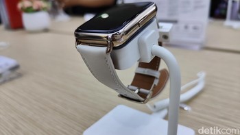 Huawei Watch Active 2 varian Classic hanya tersedia dalam satu warna yaitu Classic Moon White. Perbedaannya , strap yang digunakan berbahan kulit dan bingkai jam tangannya terlihat lebih shiny. Foto: Virgina Maulita Putri/detikINET