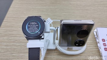 Smartwatch ini dibalut dengan lapisan titanium dan bagian depannya dilindungi dengan lapisan sapphire glass. Foto: Virgina Maulita Putri/detikINET