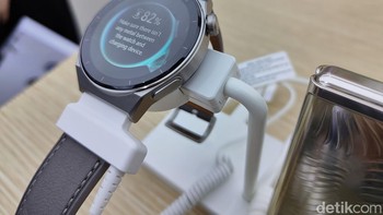 Layarnya sendiri menggunakan panel AMOLED berukuran 1,43 inch dengan resolusi 466 x 466 pixel. Di bagian samping terdapat crown dan satu tombol fisik untuk keperluan navigasi dan fungsi lainnya. Foto: Virgina Maulita Putri/detikINET