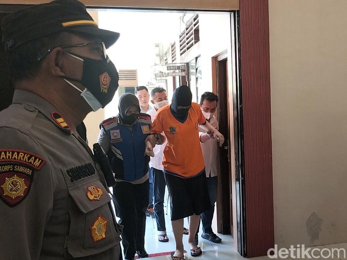 Ibu kandung pelaku pembuang bayinya di Surabaya