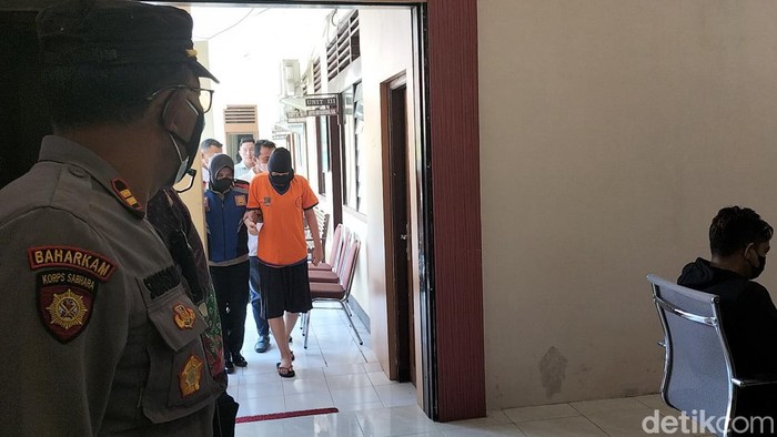 Ibu selaku pelaku pembuang bayi di Surabaya