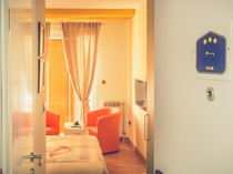 Turis Mabuk Masuk Hotel, eh... Hancurkan Pintu Kamar