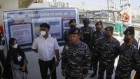 Panglima Koarmada I (Pangkoarmada I) Laksamana Muda TNI Arsyad Abdullah (tengah) memberikan keterangan pers terkait pengamanan kapal motor tanker (MT) Nord Joy di Batam, Kepulauan Riau, Jumat (10/6/2022).