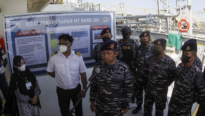 Ini Kapal Tanker Panama yang Diamankan di Batam Kapal berjenis motor tanker (MT) Nord Joy yang diamankan TNI AL berada di perairan Batam, Kepulauan Riau, Jumat (10/6/2022). Kapal tanker berbendera Panama tersebut diamankan TNI AL setelah melakukan lego jangkar tanpa izin di wilayah teritorial Indonesia di Tanjung berakit, Bintan Utara pada 30 Mei 2022. ANTARA FOTO/Teguh Prihatna/aww.