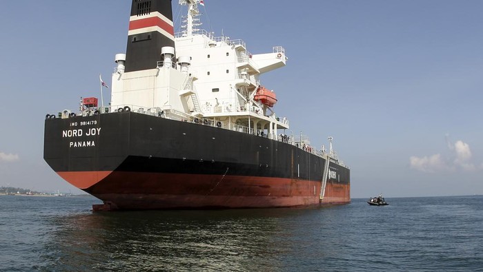 Kapal berjenis motor tanker (MT) Nord Joy yang diamankan TNI AL berada di perairan Batam, Kepulauan Riau, Jumat (10/6/2022). Kapal tanker berbendera Panama tersebut diamankan TNI AL setelah melakukan lego jangkar tanpa izin di wilayah teritorial Indonesia di Tanjung berakit, Bintan Utara pada 30 Mei 2022. ANTARA FOTO/Teguh Prihatna/aww.