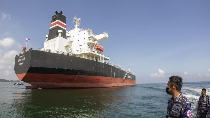 Ini Kapal Tanker Panama yang Diamankan di Batam Kapal berjenis motor tanker (MT) Nord Joy yang diamankan TNI AL berada di perairan Batam, Kepulauan Riau, Jumat (10/6/2022). Kapal tanker berbendera Panama tersebut diamankan TNI AL setelah melakukan lego jangkar tanpa izin di wilayah teritorial Indonesia di Tanjung berakit, Bintan Utara pada 30 Mei 2022. ANTARA FOTO/Teguh Prihatna/aww.
