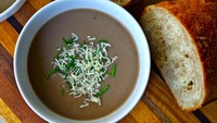 Soup Basel, sup yang satu ini dibuat dari tepung terigu, butter, bawang, kaldu sapi, hingga keju Gruyere. Rasanya enak, gurih, dan hangat. Foto: Pool/Site