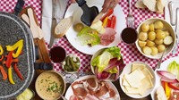 Raclette merupakan hidangan lelehan keju, yang dibakar di atas api, dengan lapisan keju yang meleleh. Enak disantap dengan kentang panggang, bawang bombay, hingga acar timun. Foto: Pool/Site