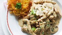 Zurcher geschnetzeltes berasal dari Zurich, pertama kali muncul di buku resep tahun 1947. Resep ini menggunakan daging sapi muda, krim, hingga wine. Disajikan dengan rosti yang enak. Foto: Pool/Site