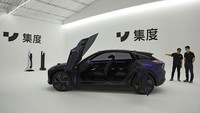 Mobil konsep itu didesain tanpa gagang pintu dan dapat dikontrol sepenuhnya dengan pengenalan suara. Robocar ini bisa diajak bicara dan mengeluarkan emosi saat berkendara.