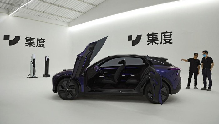 Ini Mobil Listrik Pintar Layaknya Robot dari China Staff members stand near ROBO-01, a