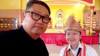 Acung bercerita, meski dinilai mirip dengan Kim Jong Un tidak ada niatnya untuk menyombongkan diri. Terlebih keseharian hanya membantu istri berdagang gorengan dia tetap melayani setiap orang yang ingin mengajaknya berfoto. Bagaimana menurut anda?