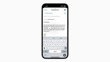 Fitur Dictation di iOS 16 kini ditingkatkan dengan bantuan machine learning sehingga pengguna bisa mendikte isi pesan ke iPhone tanpa perlu memikirkan tanda baca. Ternyata fitur ini sudah hadir duluan di Google Pixel 6 dan Pixel 6 Pro. Foto: Apple