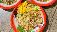 Bukan berarti nasi goreng saya paling enak, nggak juga... Cuma yang membedakan dengan tempat lain, nasi goreng di sini bumbunya lebih rumahan dan lebih medok, kata Ibnu Jamil soal menunya.