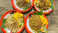 Pilihan varian nasi goreng di sini ada biasa, ikan asin, yang chow, usus ayam, ayam, ati ampela, dan daging sapi. Harganya mulai dari Rp 18 ribu.