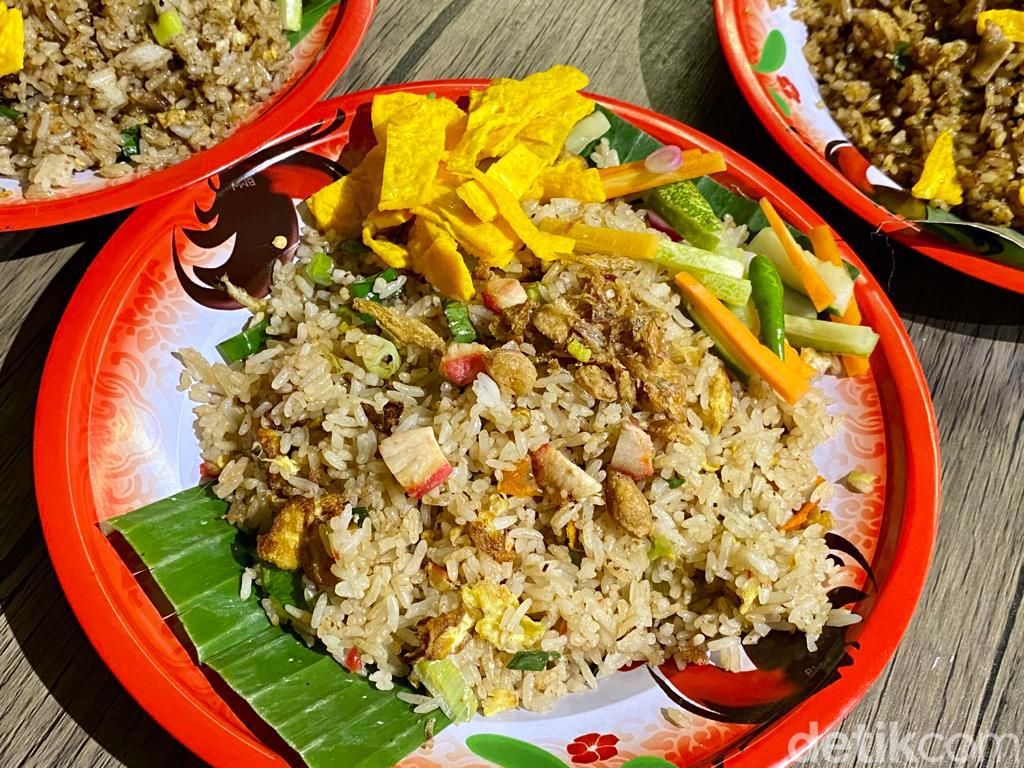 Jamilo's: Sikat Jon! Nasi Goreng Gerobakan ala Ibnu Jamil yang Mlekoh Bumbunya