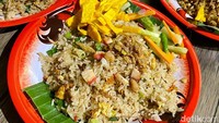 Kalau ini nasi goreng yang chow yang rasanya lebih ringan. Topping utamanya harsiu ayam yang lembut dan empuk.