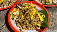 Nasi goreng usus ayam dilengkapi potongan usus ayam berbumbu kuning. Nasi goreng ini memiliki after taste smokey yang lebih kuat.