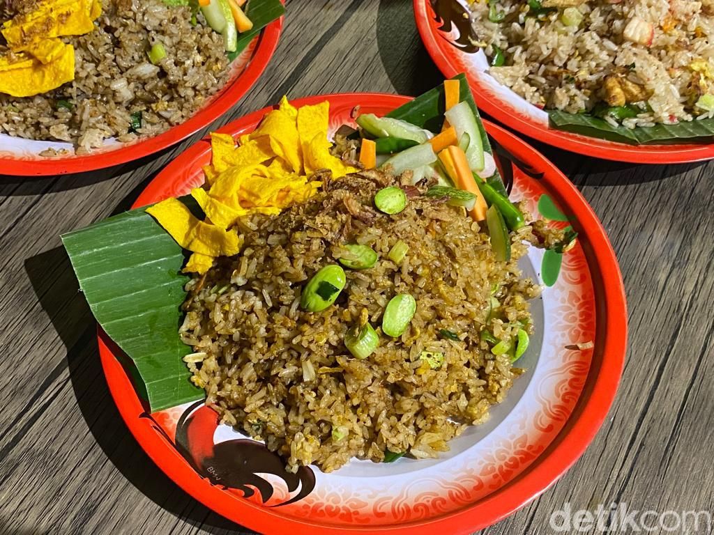 Jamilo's: Sikat Jon! Nasi Goreng Gerobakan ala Ibnu Jamil yang Mlekoh Bumbunya