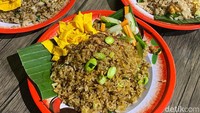 Nasi goreng biasa dengan taburan topping pete tampak menggugah selera. Cita rasa gurih bawang putih cukup dominan pada nasi goreng ini.