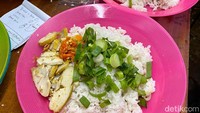 Ada juga pilihan topping seperti telur dadar/mata sapi, pete, hingga daging sapi. Harganya mulai dari Rp 3 ribuan saja.