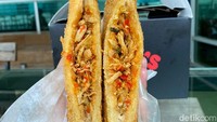 Jamilos juga punya roti goreng yang bisa dibeli beku atau matang. Rasa ayam kemangi puaskan selera dengan isian padat.