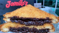Kalau suka yang manis, ada roti goreng cokelat dengan isian selai cokelat yang lumer, manis, dan creamy. Cobain yuk!