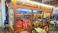 Jamilos adalah nama nasi goreng gerobakan Ibnu Jamil. Ia membukanya 3 bulan lalu dengan konsep murah, namun kualitas tidak murahan.