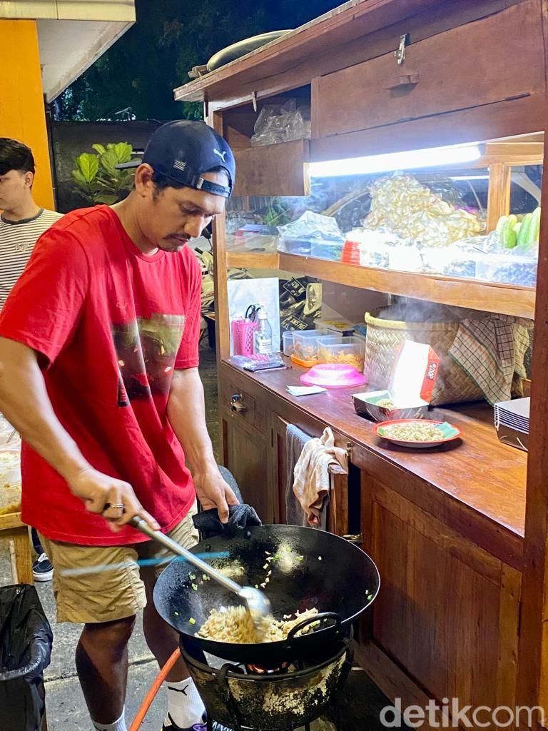 Jamilo's: Sikat Jon! Nasi Goreng Gerobakan ala Ibnu Jamil yang Mlekoh Bumbunya