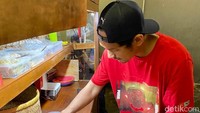 Nasi goreng Jamilos bisa dibeli mulai pukul 5 sore hingga tengah malam setiap harinya. Lokasinya di Jalan Bangka Raya No. 3, Jakarta Selatan.