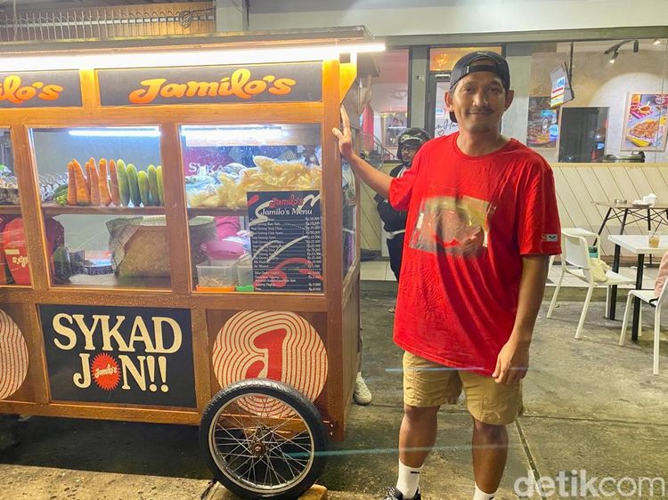 Ibnu Jamil Jualan Nasi Goreng Gerobakan, Harganya Rp 18 Ribuan