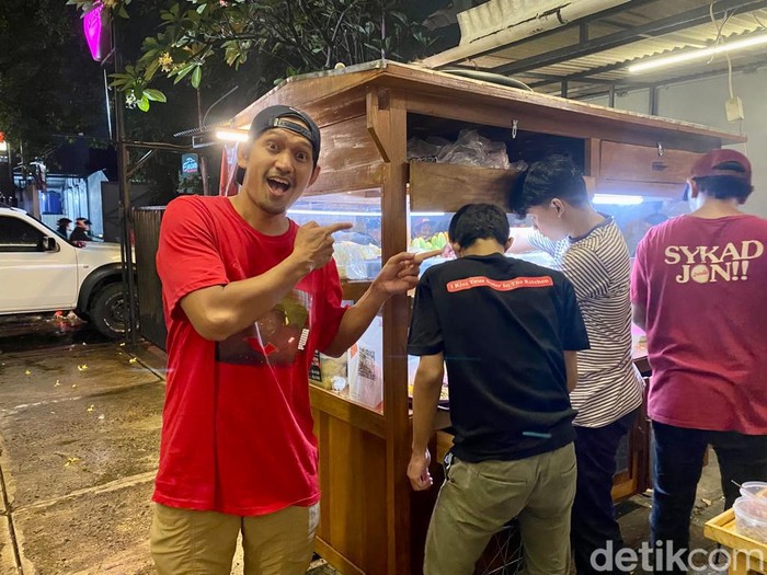 Jamilo's: Sikat Jon! Nasi Goreng Gerobakan ala Ibnu Jamil yang Mlekoh Bumbunya Jamilo's: Sikat Jon! Nasi Goreng Gerobakan ala Ibnu Jamil yang Mlekoh Bumbunya
