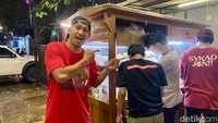 Ibnu Jamil mengatakan resep nasi goreng ini ia lahirkan bersama sang istri. Ada 7 jenis nasi goreng yang ia tawarkan di Jamilos.