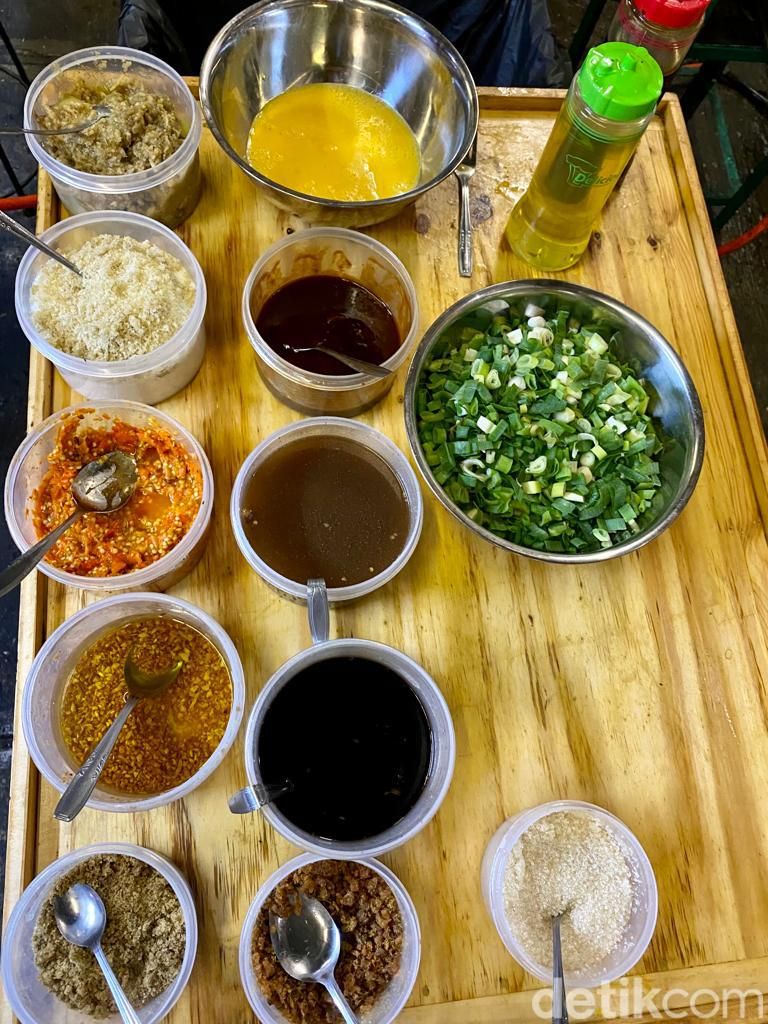 Jamilo's: Sikat Jon! Nasi Goreng Gerobakan ala Ibnu Jamil yang Mlekoh Bumbunya