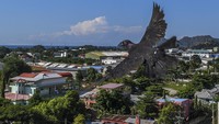 Berbatasan di sebelah Utara dengan Selat Wetar, sebelah Timur dengan Laut Maluku, sebelah Selatan dengan Laut Timur dan sebelah Barat dengan Nusa Tenggara Timur (NTT), terdapat sebuah negara berdaulat dengan sistem pemerintahan republik demokrasi yaitu Timor Leste.  