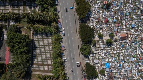 Seekor burung melintas dengan latar suasana kota Dili, di Timor Leste, Selasa (17/5/2022). ANTARA FOTO/Galih Pradipta