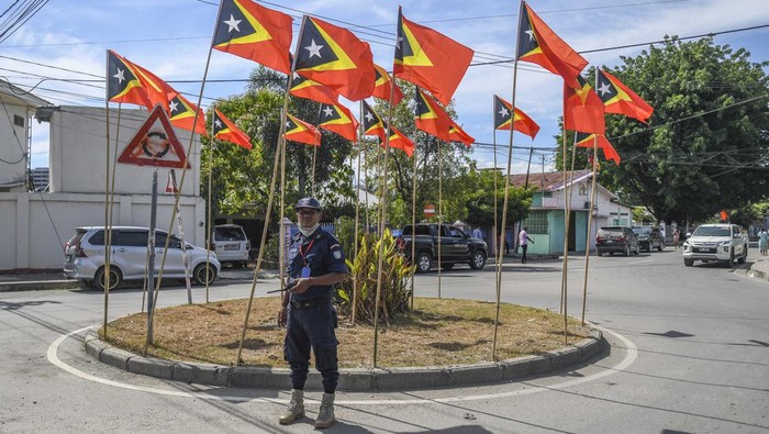 JEJAK INDONESIA DI TIMOR LESTE Seekor burung melintas dengan latar suasana kota Dili, di Timor Leste, Selasa (17/5/2022). ANTARA FOTO/Galih Pradipta